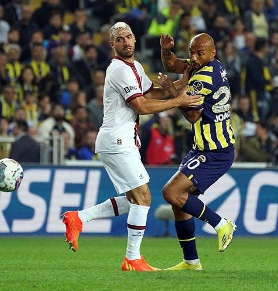 Kadıköy'de nefes kesen maç! Gol düellosunda kazanan Kanarya...